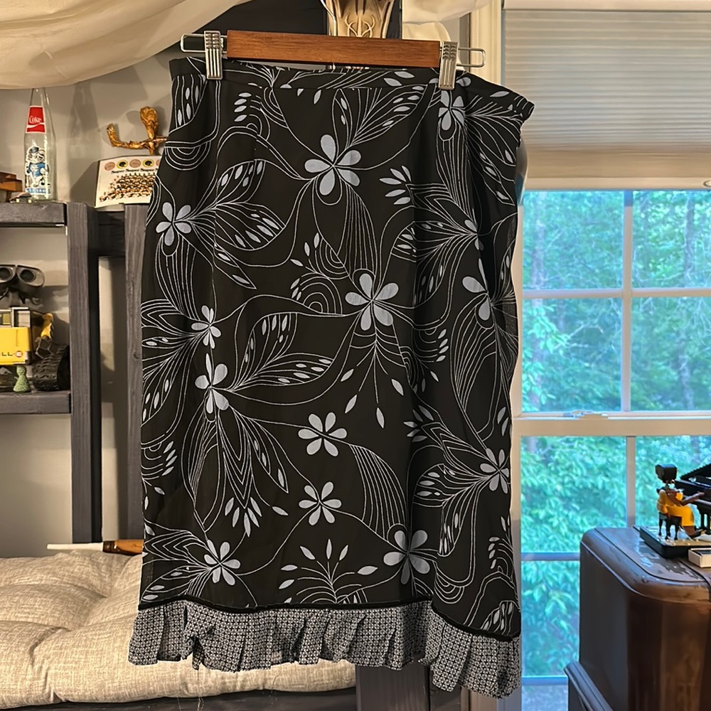 Beautiful blue and black floral midi skirt! 🦋